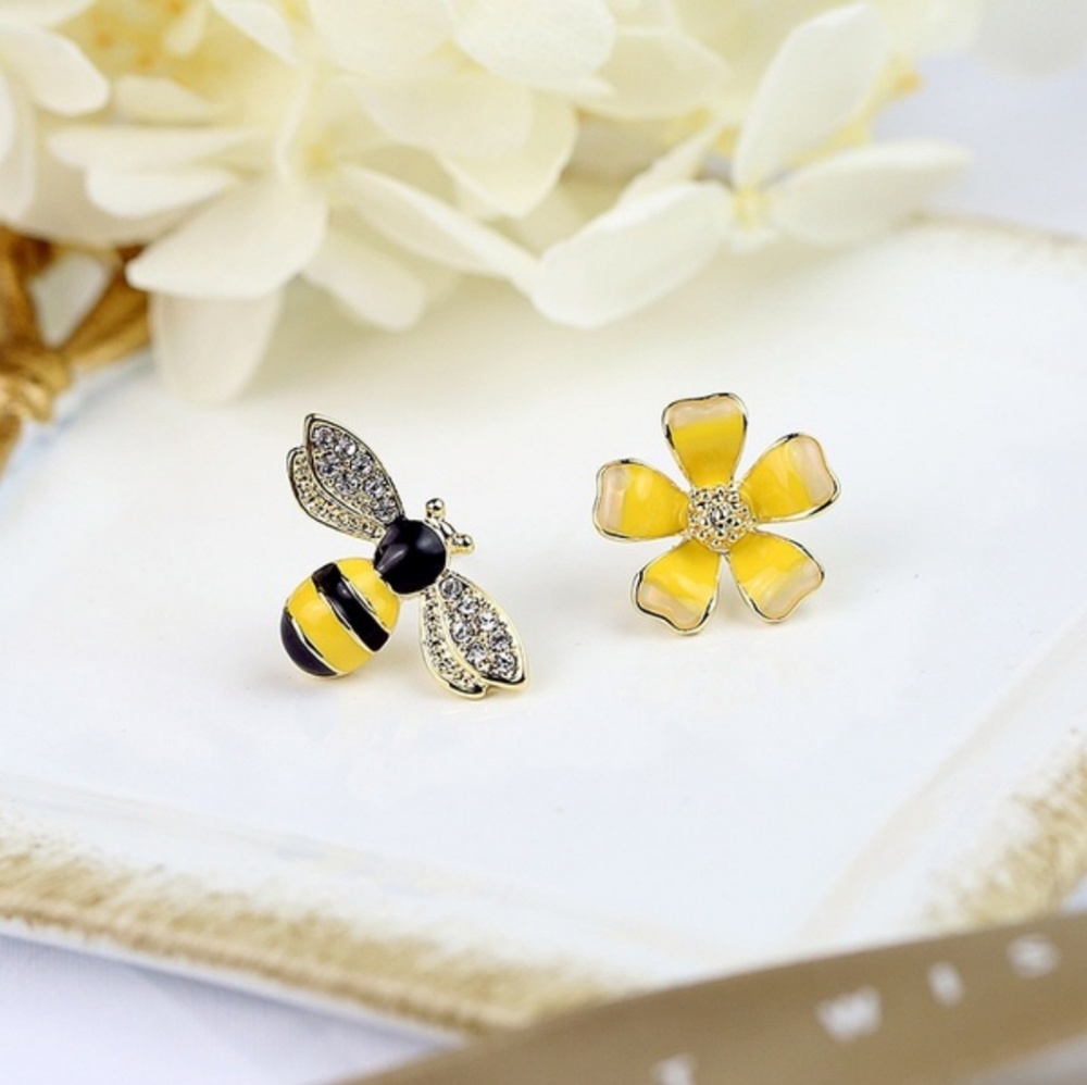 NEW🐝Adorable Bumblebee Floral Earrings🐝